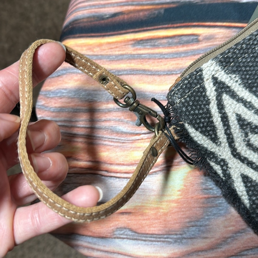 Myra Second Impression Pouch HIDE-SEGMENTED SMALL BAG - Picture 7 of 11